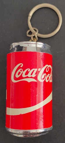 93299-1 € 2,50 coca cola sleutelhanger en aansteker in vorm van blikje.jpeg